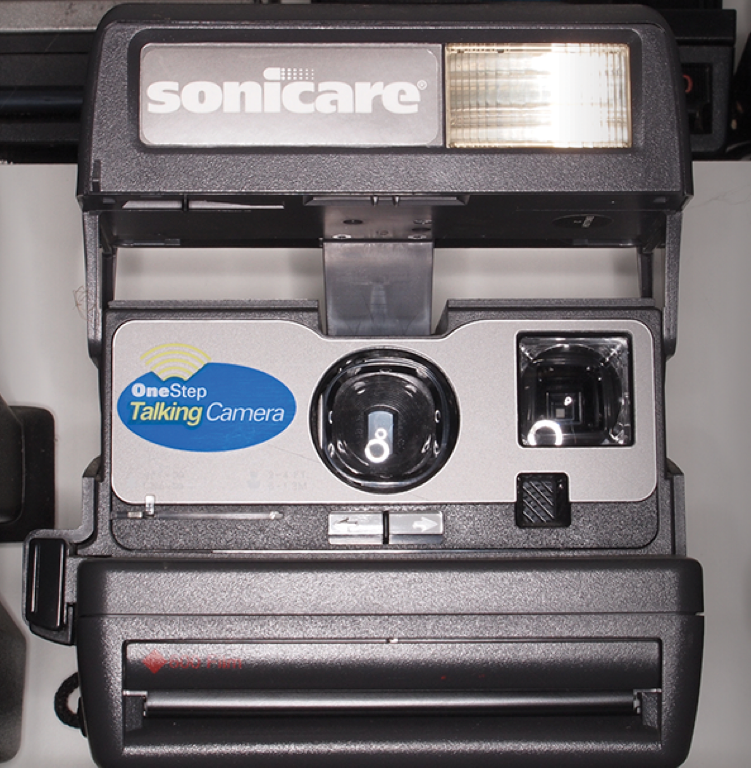 10044 | onestep Talking Camera (02) sonicare