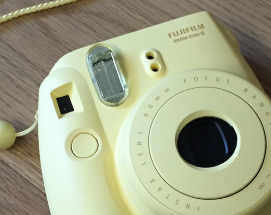 10202 | instax mini 8 (01) light yellow (01)