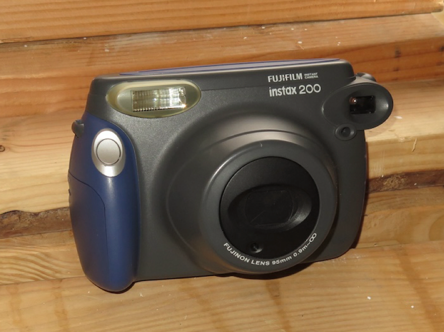 10221 | instax wide 200 (01) dark gray (02)