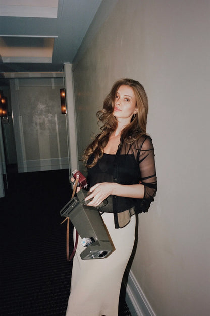 article | How Emma Beiles Howie Became the Go-To Photographer to Get the Pre-Party Outfit Shot - VOGUE